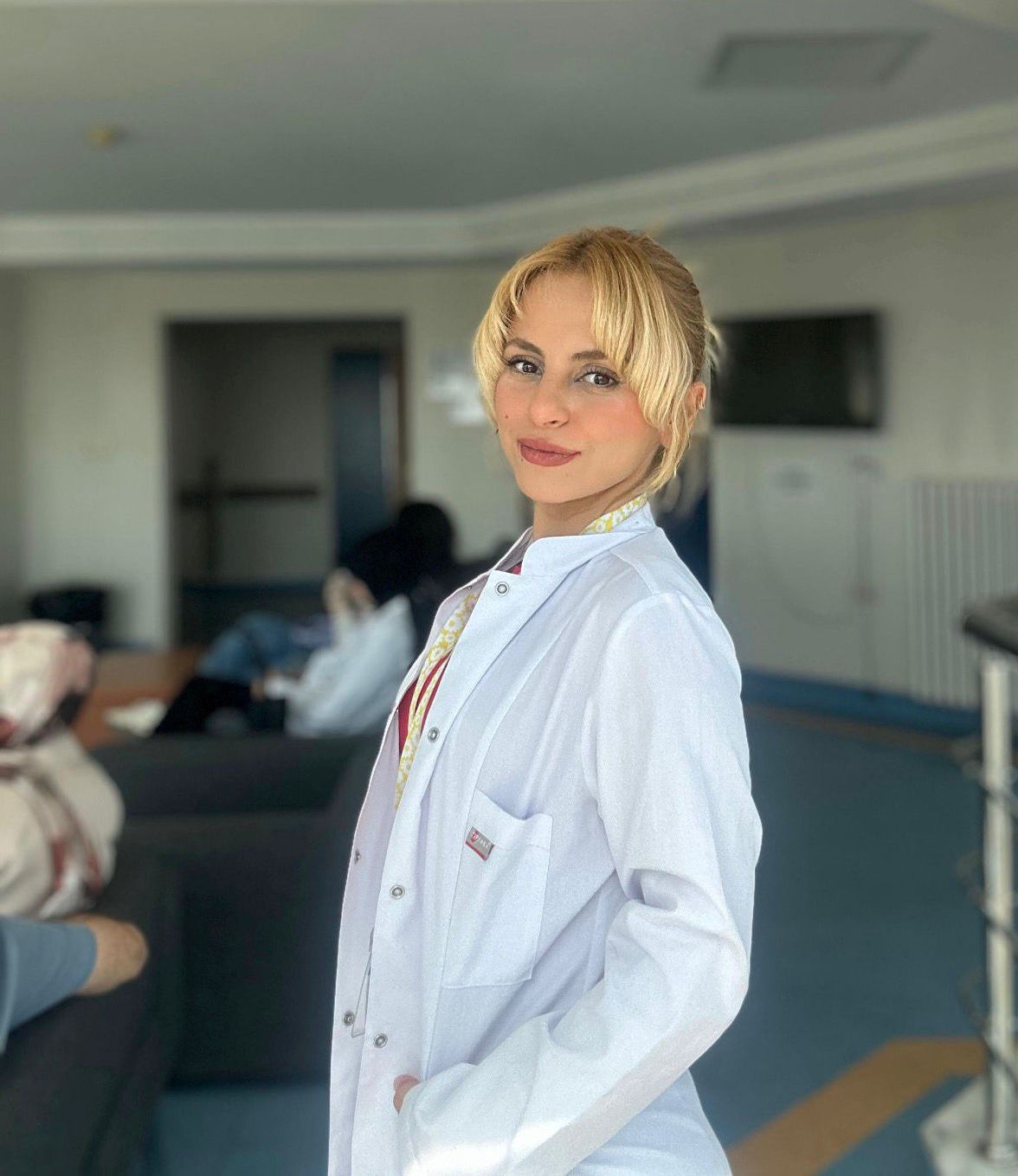 Diyetisyen Simge Tum, kliniğinde gülümserken